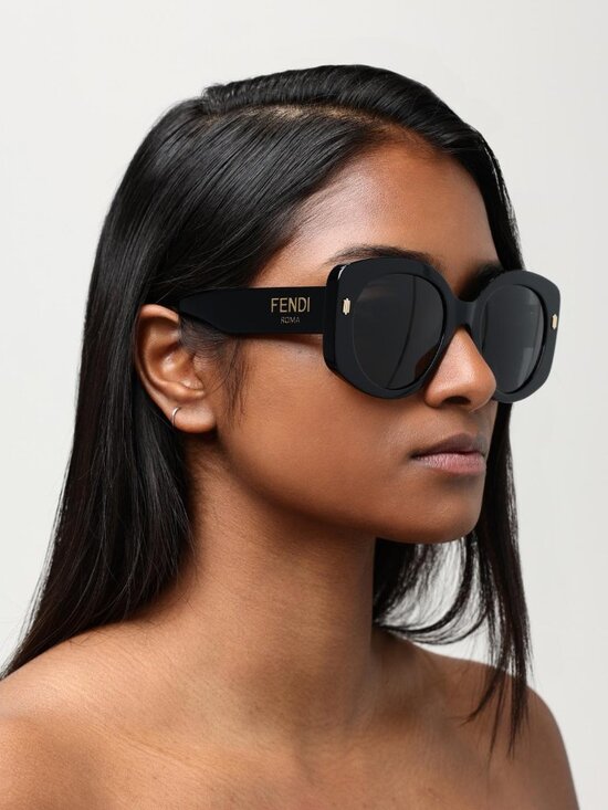 Fendi FE40137I 01A Butterfly Sunglasses - Black /Grey main image 5